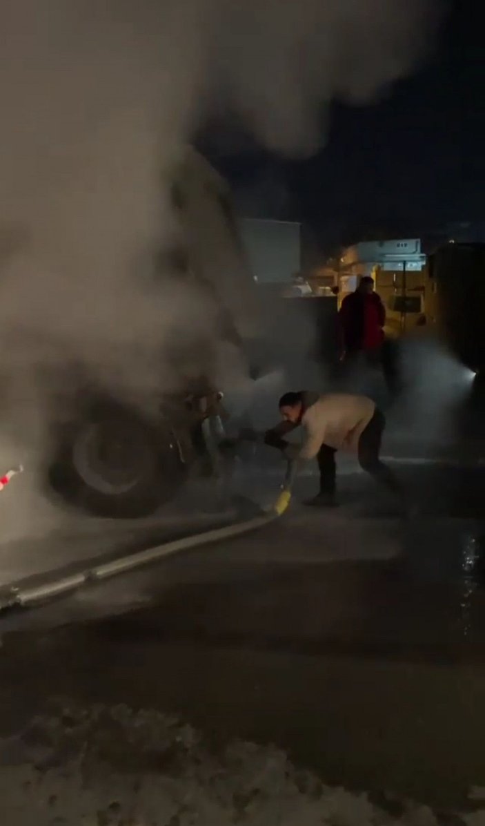 Sultangazi'de kamyondaki yangını tankerden su sıkarak söndürdüler -4