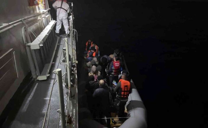 Motorları sökülen lastik bot içinde 82 göçmen ölüme itildi -1