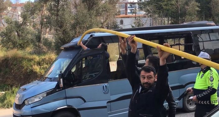 Metal boru, yolcu minibüsüne ok gibi saplandı -2