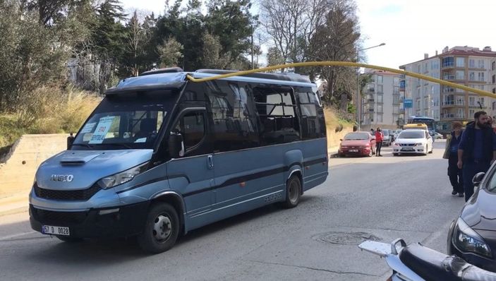 d Metal boru, yolcu minibüsüne ok gibi saplandı -4