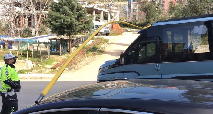 Metal boru, yolcu minibüsüne ok gibi saplandı -1