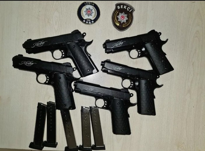 İzmir'de bekçilerden kaçan kişinin üzerinden 5 silah çıktı