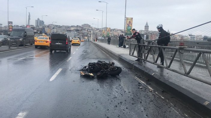 Unkapanı Köprüsü'nde kaza yapan motosiklet alev alev yandı -9