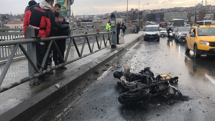 Unkapanı Köprüsü'nde kaza yapan motosiklet alev alev yandı -4