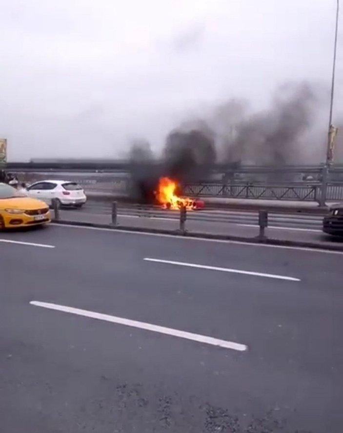 Unkapanı Köprüsü'nde kaza yapan motosiklet alev alev yandı -3