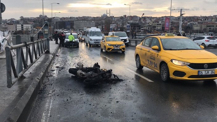 Unkapanı Köprüsü'nde kaza yapan motosiklet alev alev yandı -7