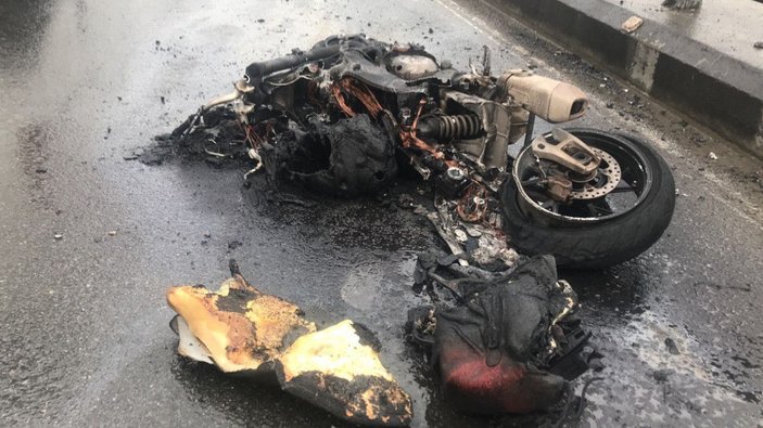 Unkapanı Köprüsü'nde kaza yapan motosiklet alev alev yandı -6