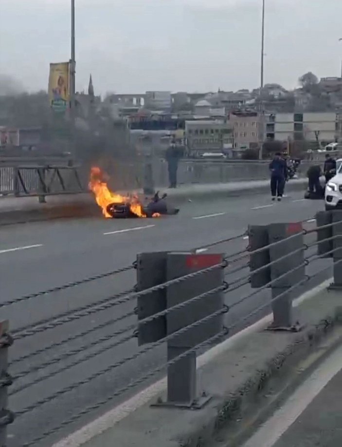 Unkapanı Köprüsü'nde kaza yapan motosiklet alev alev yandı -1