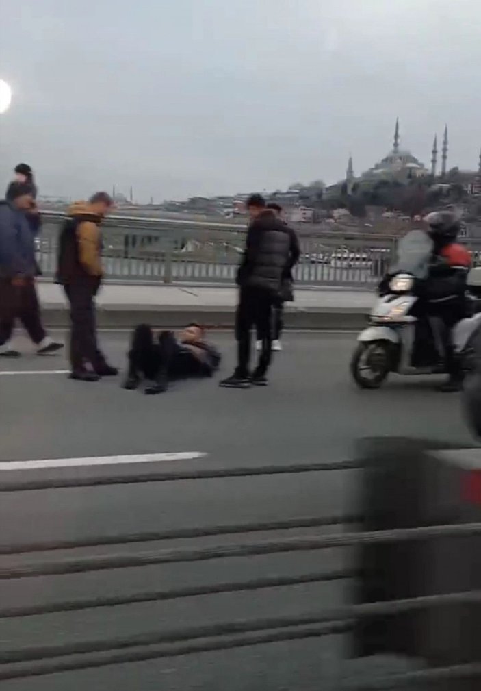 Unkapanı Köprüsü'nde kaza yapan motosiklet alev alev yandı -2