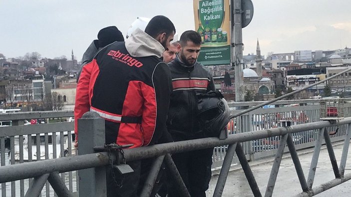 Unkapanı Köprüsü'nde kaza yapan motosiklet alev alev yandı -5