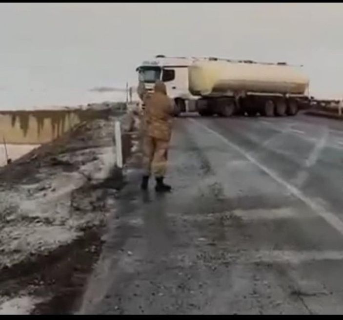 d Ağrı'da buzlu yolda kayan tankerin önünden son anda kaçtı
