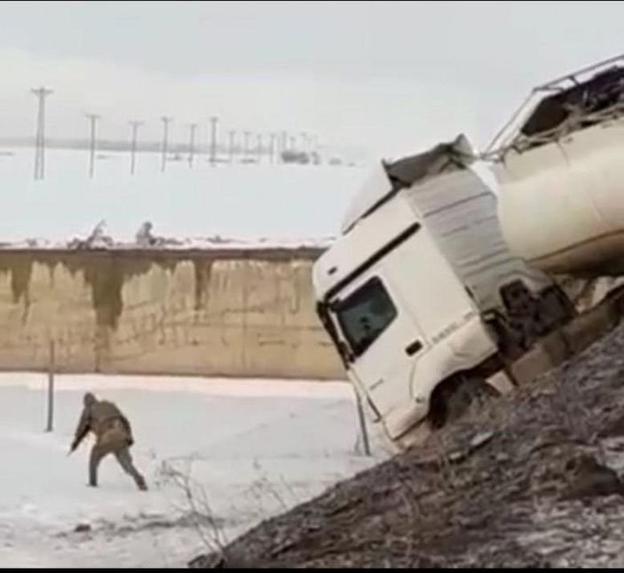 d Ağrı'da buzlu yolda kayan tankerin önünden son anda kaçtı