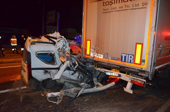 Aksaray'da hafif ticari araç kırmızı ışıkta bekleyen tıra çarptı: 1 ölü 1 yaralı