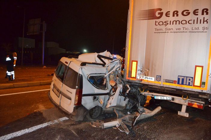 Aksaray'da hafif ticari araç kırmızı ışıkta bekleyen tıra çarptı: 1 ölü 1 yaralı