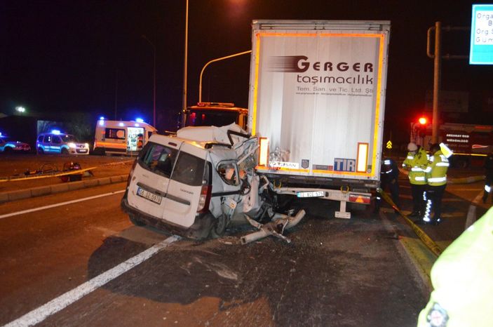 Aksaray'da hafif ticari araç kırmızı ışıkta bekleyen tıra çarptı: 1 ölü 1 yaralı