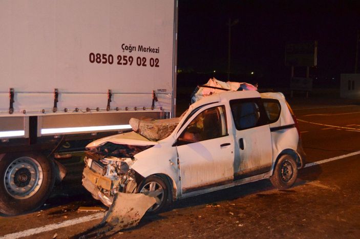 Aksaray'da hafif ticari araç kırmızı ışıkta bekleyen tıra çarptı: 1 ölü 1 yaralı