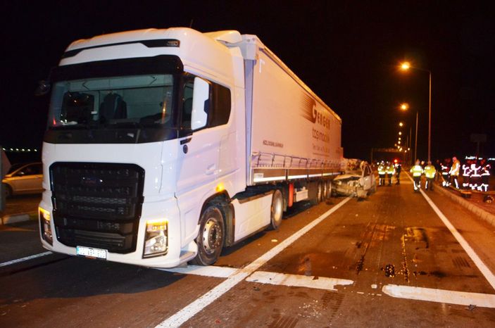 Aksaray'da hafif ticari araç kırmızı ışıkta bekleyen tıra çarptı: 1 ölü 1 yaralı