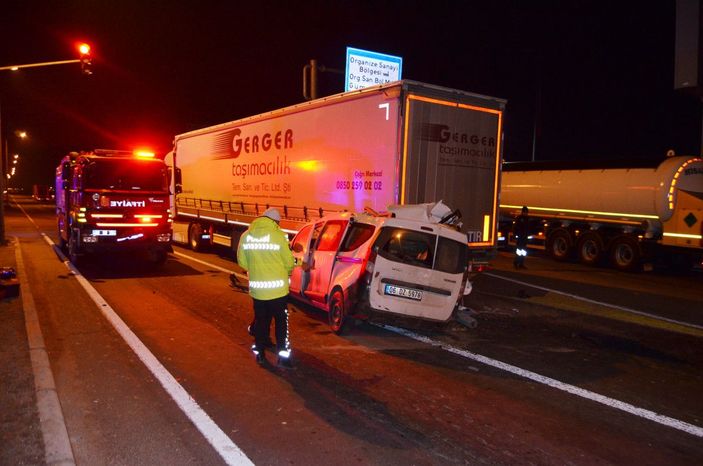 Aksaray'da hafif ticari araç kırmızı ışıkta bekleyen tıra çarptı: 1 ölü 1 yaralı