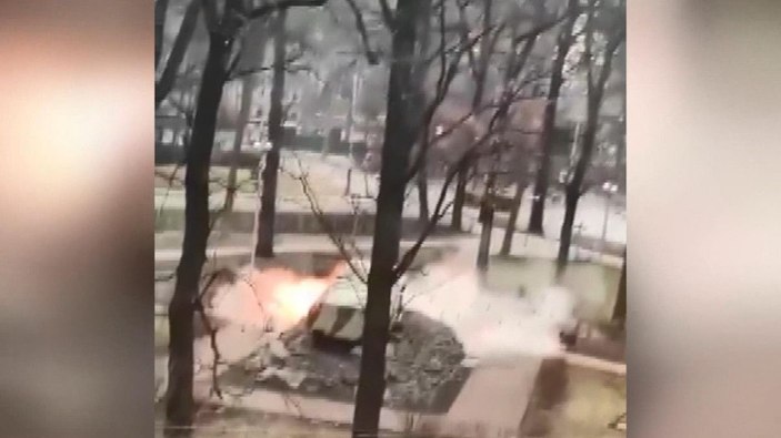 Rus birlikleri, Ukrayna’da zırhlı araç heykelini gerçek sanarak ateş açtı -1