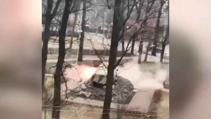 Rus birlikleri, Ukrayna’da zırhlı araç heykelini gerçek sanarak ateş açtı -2