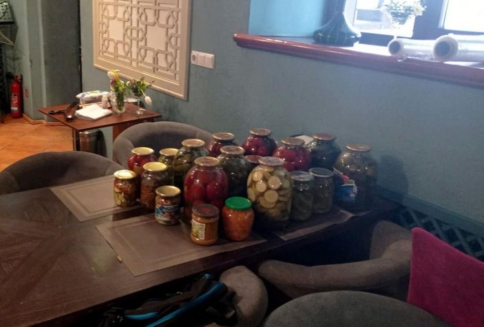 Ukrayna'da yaşayan Türk aşçı, sığınakta askerler için yemek yapıyor -9