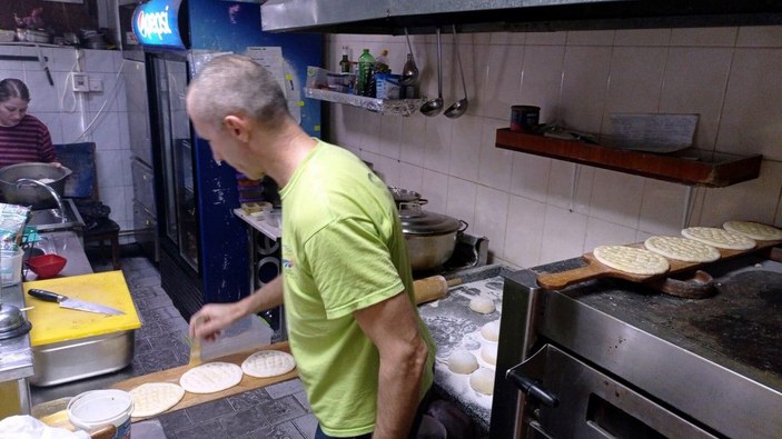 Ukrayna'da yaşayan Türk aşçı, sığınakta askerler için yemek yapıyor -6