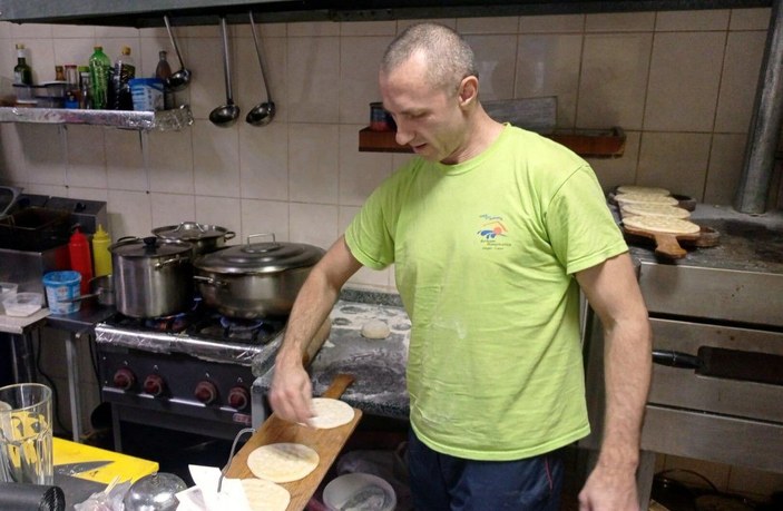 Ukrayna'da yaşayan Türk aşçı, sığınakta askerler için yemek yapıyor -2
