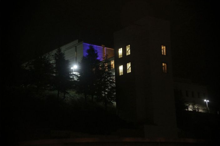 ABD Konsolosluğu Ukrayna Bayrağıyla aydınlatıldı -1