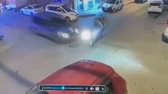 Arnavutköy'de kazada motosiklet üzerindeki iki kişinin yola savrulması kamerada  -1