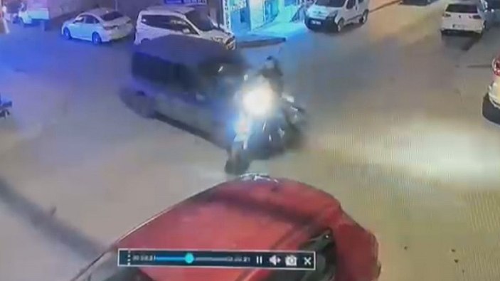 Arnavutköy'de kazada motosiklet üzerindeki iki kişinin yola savrulması kamerada  -2