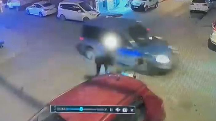Arnavutköy'de kazada motosiklet üzerindeki iki kişinin yola savrulması kamerada  -3
