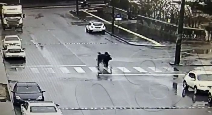 Görme engelliye yardım etme bahanesiyle cep telefonunu çaldı; o anlar kamerada -1