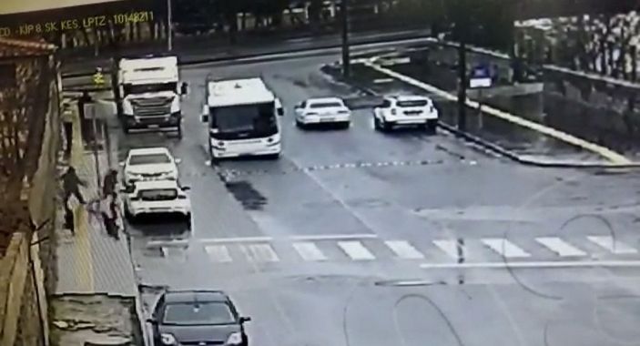 d Görme engelliye yardım etme bahanesiyle cep telefonunu çaldı; o anlar kamerada -3