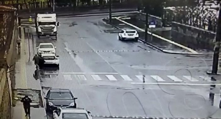 Görme engelliye yardım etme bahanesiyle cep telefonunu çaldı; o anlar kamerada -2