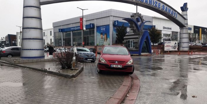 Konya'da kaçan sürücüyü durdurmak isterken canından oluyordu