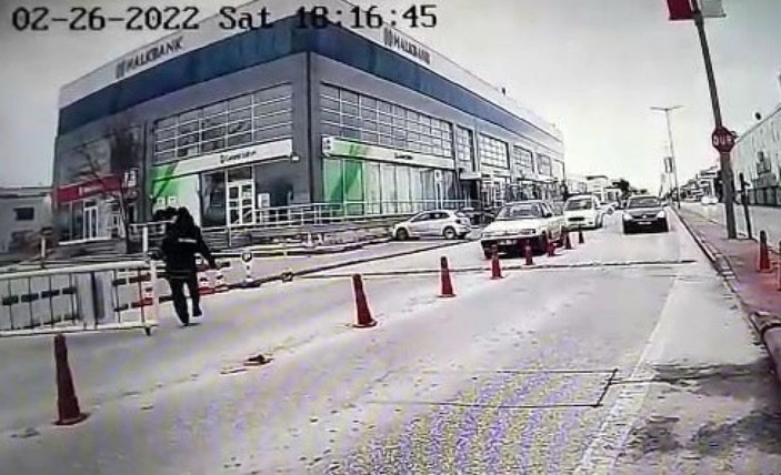 Konya'da kaçan sürücüyü durdurmak isterken canından oluyordu