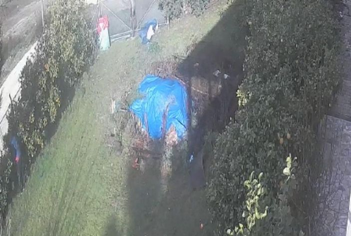 Soydukları evin bahçesine tuvaletini yaptı -2