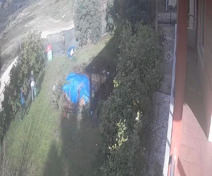 d Soydukları evin bahçesine tuvaletini yaptı -6