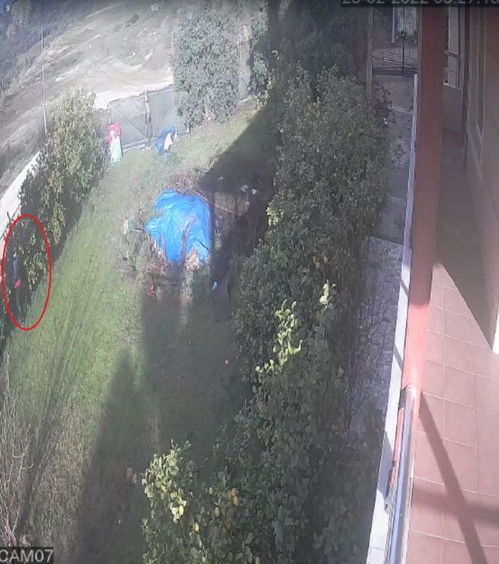 Soydukları evin bahçesine tuvaletini yaptı -1