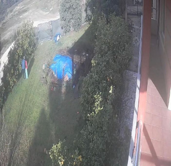 Soydukları evin bahçesine tuvaletini yaptı -3