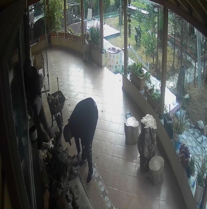 Soydukları evin bahçesine tuvaletini yaptı -4