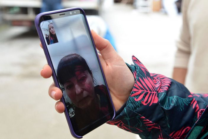 Tuvalete sığınan annesiyle konuşan Ukraynalı Yulia'nın gözyaşları -1