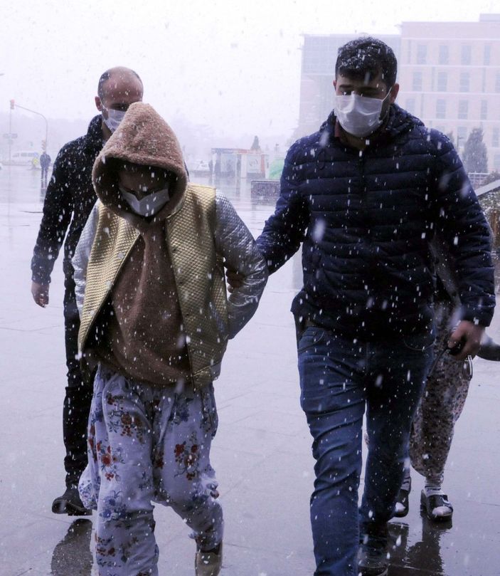 d 600 bin liralık ziynet eşyası hırsızlığına 5 gözaltı -3