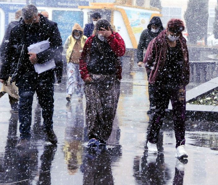 600 bin liralık ziynet eşyası hırsızlığına 5 gözaltı -1