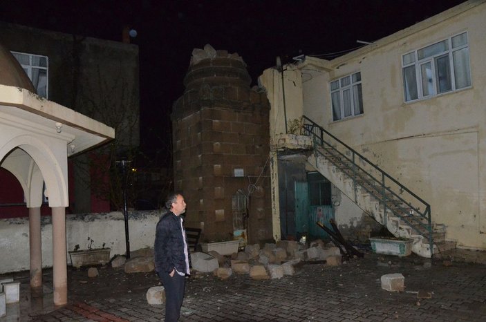 Antalya’da fırtına, caminin minaresini yıktı, evlerin çatılarını uçurdu