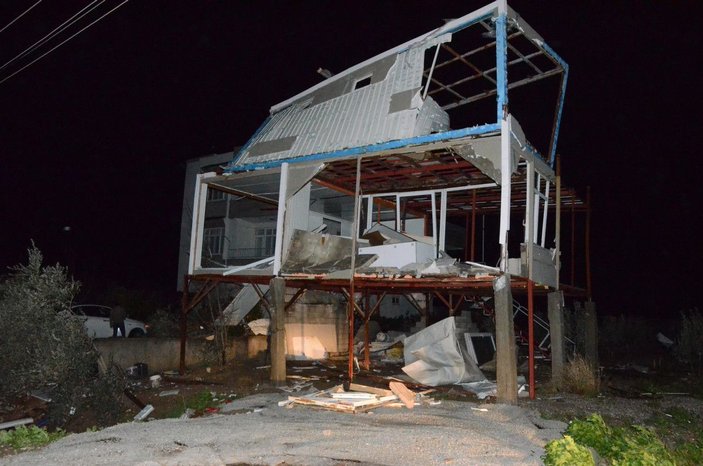 Antalya’da fırtına, caminin minaresini yıktı, evlerin çatılarını uçurdu