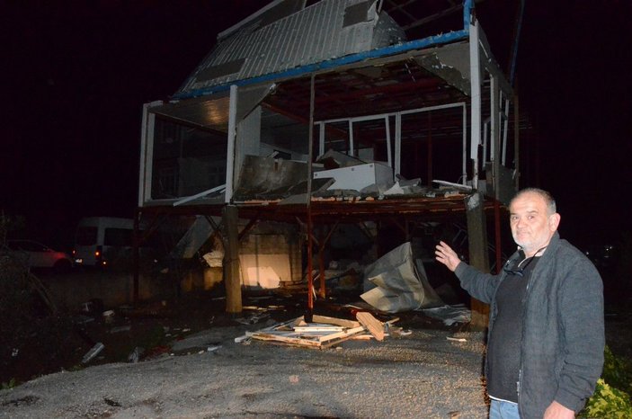 Antalya’da fırtına, caminin minaresini yıktı, evlerin çatılarını uçurdu