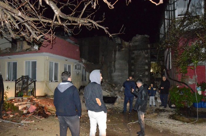 Antalya’da fırtına, caminin minaresini yıktı, evlerin çatılarını uçurdu