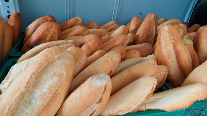 Sokağındaki zincir marketleri dize getirdi: Ekmek 1 TL’ye düştü -2