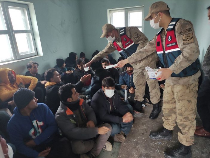 TIR'ın dorsesinde 88 kaçak göçmen yakalandı -2